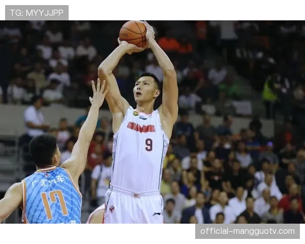 易建联现身广东队主场观战，赛后更衣室内与队员交流